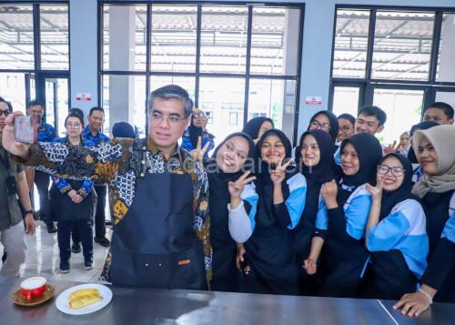 Menaker, Yessierly bersana peserta Program Pelatihan Vokasi Nasional di Bandung. Foto Biro Humas Kemnaker