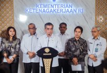 Menaker, Yassierli mengumumkan SE WHF 1 Hari bagi swasta, BUMN dan BUMD. Foto Biro Humas Kemnaker.