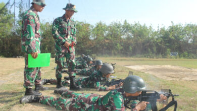 Prajurit Yonranratfib 2 Mar latihan menembak. Foto: Munawir - Menkav 2 Mar