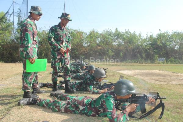 Prajurit Yonranratfib 2 Mar latihan menembak. Foto: Munawir - Menkav 2 Mar