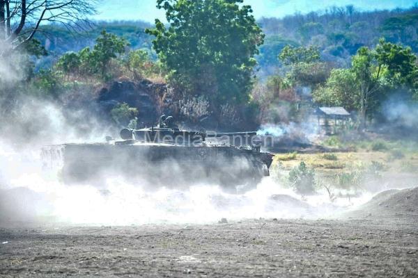 Tank BMP 3F berlatih menembak siang hari. Foto: Ahmad Munawir - Menkav 2 Mar