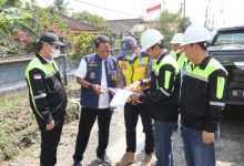 Tim BMBK Lampung menginspeksi perbaikan jalan rusak parah. Foto: Diskominfotik Lampung