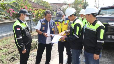 Tim BMBK Lampung menginspeksi perbaikan jalan rusak parah. Foto: Diskominfotik Lampung