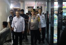 Menhub Dudy Purwagandhi dan Kapolda Banten Irjen Pol Hengki di Pelabuhan BBJ Bojonegara. Foto Antara