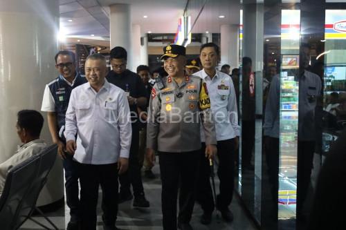 Menhub Dudy Purwagandhi dan Kapolda Banten Irjen Pol Hengki di Pelabuhan BBJ Bojonegara. Foto Antara