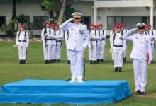 Letkol Mar Jumarlang, Pasi Ops Menkav 2 Mar memimpin upacara Hari Pahlawan. Foto: Ahmad Munawir - Menkav 2 Mar