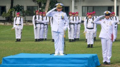 Letkol Mar Jumarlang, Pasi Ops Menkav 2 Mar memimpin upacara Hari Pahlawan. Foto: Ahmad Munawir - Menkav 2 Mar