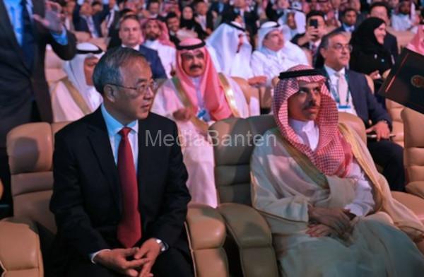 Menteri Luar Negeri Arab Saudi dan China dalam konferensi bisnis. Foto: Arab News