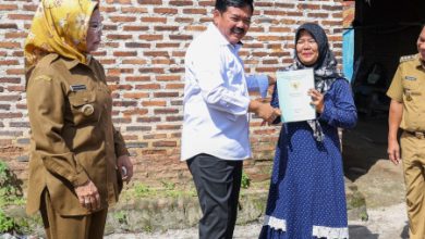 Menteri ATR / BPN, Hadi Tjahjanto menyerahkan sertifikat tanah warga Desa Grogol Indah, Kabupaten Serang. Foto: Biro Adpim Banten