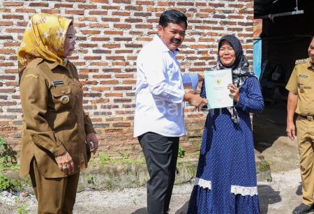 Menteri ATR / BPN, Hadi Tjahjanto menyerahkan sertifikat tanah warga Desa Grogol Indah, Kabupaten Serang. Foto: Biro Adpim Banten