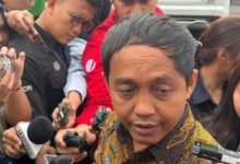 Raja Juli Antoni, Menteri Kehutanan mohon maaf ke Presiden Prabowo, anggota DPR dan masyarakat atas fotonya main domina dengan eks tersangka pembalakan liar. Foto: Antara