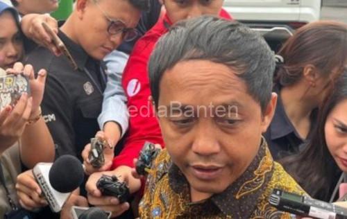 Raja Juli Antoni, Menteri Kehutanan mohon maaf ke Presiden Prabowo, anggota DPR dan masyarakat atas fotonya main domina dengan eks tersangka pembalakan liar. Foto: Antara