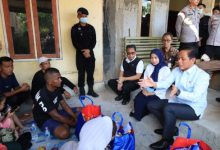 Menteri Lingkungan Hidup, Faisol Hanif Nurofiq berciara dengan warga Cikande. Foto Antara