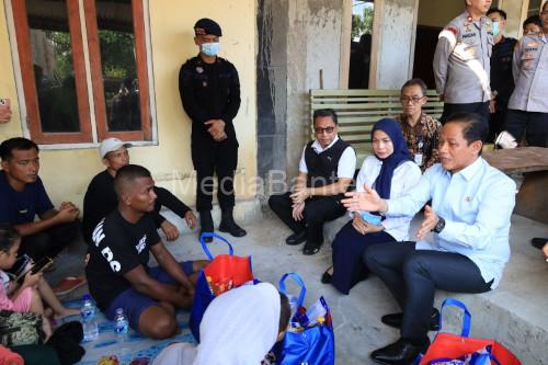 Menteri Lingkungan Hidup, Faisol Hanif Nurofiq berciara dengan warga Cikande. Foto Antara