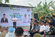 Menteri Lingkungan Hidup, Hanif Faisal Nurofiq dalam peringatan Hari Bersih-bersih se-Dunia. Foto: Antara