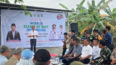 Menteri Lingkungan Hidup, Hanif Faisal Nurofiq dalam peringatan Hari Bersih-bersih se-Dunia. Foto: Antara