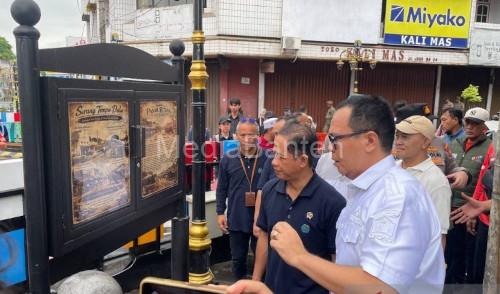 Menteri Lingkungan Hidup, Hanif Nurofiq ditemati Walikota Serang, Budi Rustandi. Foto Antara