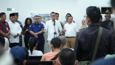 Menteri P2MI, Abdul Kadir Karding mengedukasi PMI Ilegal. Foto: Antara