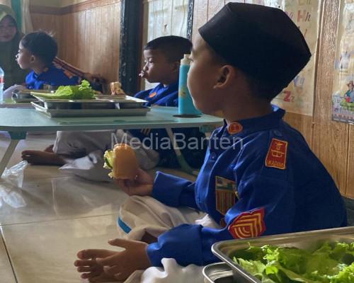 Menu spesial dari SPPG Polres Serang. foto Yonno