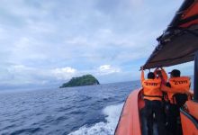 Tim SAR tengah mencari penumpang KMP Athaya di perairan Merak. Foto: Antara