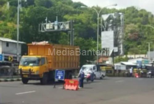 Uji coba sistem satu pintu kendaraan masu ke Pelabuhan Merak. Foto Daeng Yussvin