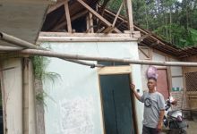 Warga korban longsor di Lebak robohkan rumahnya sendiri. Foto: LKBN Antara