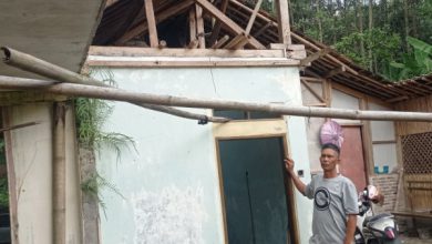 Warga korban longsor di Lebak robohkan rumahnya sendiri. Foto: LKBN Antara