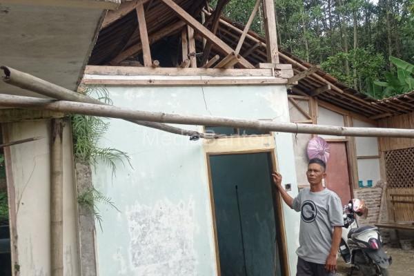 Warga korban longsor di Lebak robohkan rumahnya sendiri. Foto: LKBN Antara