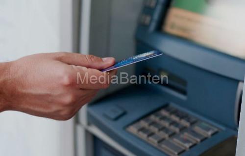 Mesin ATM. Foto Daeng Yusvin
