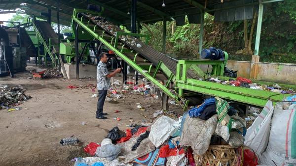 Mesin Pencacah Sampah di TPSA Cilowong Belum Optimal. Foto: Aden Hasanudin