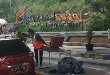 Dua mesin pemindai kartu uang elektronik ditambah di Gerbang Tol Merak untuk lancarakan arus mudik. Foto: LKBN Antara