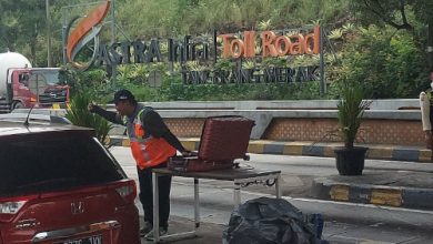 Dua mesin pemindai kartu uang elektronik ditambah di Gerbang Tol Merak untuk lancarakan arus mudik. Foto: LKBN Antara