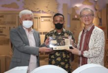 Herman, tukang kusen tengah menyerahkan replika sepeda Eka Tjipa Widjaya. Foto: Aden Hasanudin