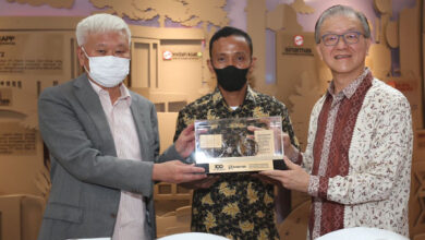 Herman, tukang kusen tengah menyerahkan replika sepeda Eka Tjipa Widjaya. Foto: Aden Hasanudin