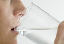Minum air putih. Foto: Istimewa