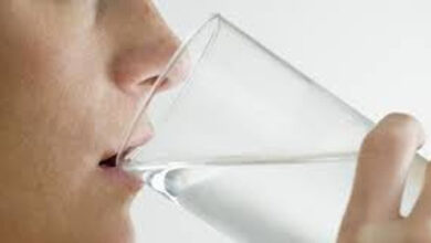 Minum air putih. Foto: Istimewa
