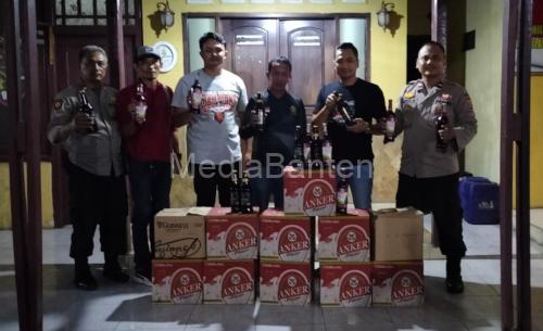 Minuman keras yang disita dari toko kelontongan di Ciruas. Foto: Yono