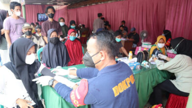 Polres Serang gelar vaksinasi Covid 19 sambil membagikan gratis minyak goreng.