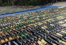 Polda Banten musnahkan belasan ribu botol miras dan sabu.