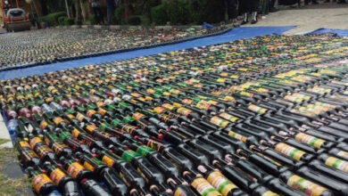 Polda Banten musnahkan belasan ribu botol miras dan sabu.