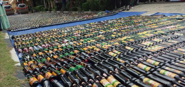 Polda Banten musnahkan belasan ribu botol miras dan sabu.