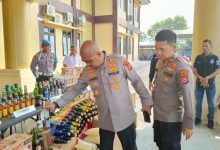 Kapolres Serang, AKBP Condro Sasongko cek botol miras. Foto: Yono