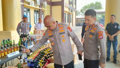 Kapolres Serang, AKBP Condro Sasongko cek botol miras. Foto: Yono