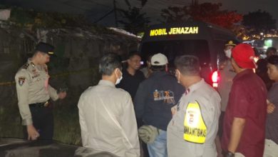 Mobil jenazah mengangkut mayat tanpa identitas di Cikande yang telah membusuk. Foto Yono