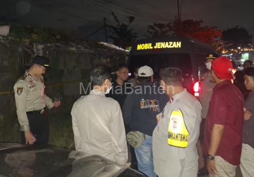 Mobil jenazah mengangkut mayat tanpa identitas di Cikande yang telah membusuk. Foto Yono