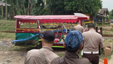 Mobil Odong-odong yang ditabrak KA di Perlintasan Silebu. Foto: Aden Hasanudin