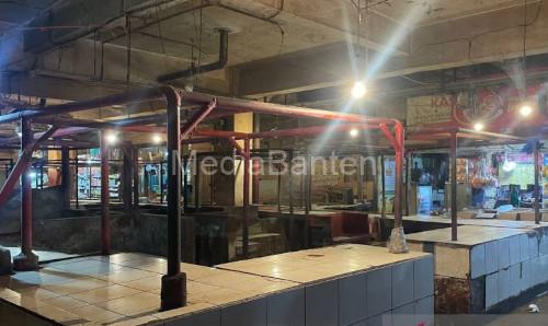 Kios dan los pedagang daging sapi tampak kosong di PIR Serang. Foto Antara