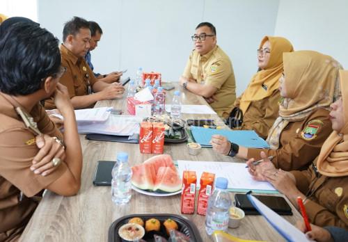 Salah satu tim Pemkot Cilegon melakukan monitoring SPPG . Foto Daeng Yusvin