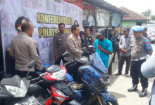 Motor curian dikembalikan kepad apemilik di Carenang. Foto: Yono