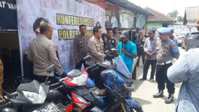 Motor curian dikembalikan kepad apemilik di Carenang. Foto: Yono